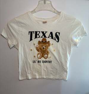 Messy Bun Just Chillin Texas Lil' Bit Country Cowboy Bear Crop T-Shirt